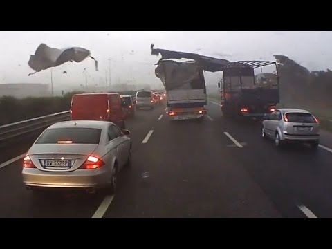 شاهد سائق موتوسيكل ينجو من الموت رغم اصطدامه بسيارة ثم شاحنة