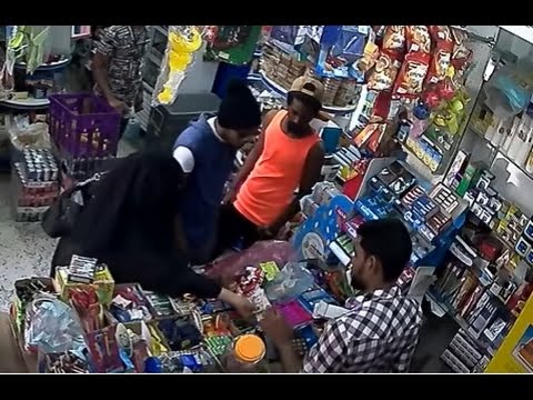 امرأة تشغل بائعًا لتمكن شركاءها من سرقة متجره