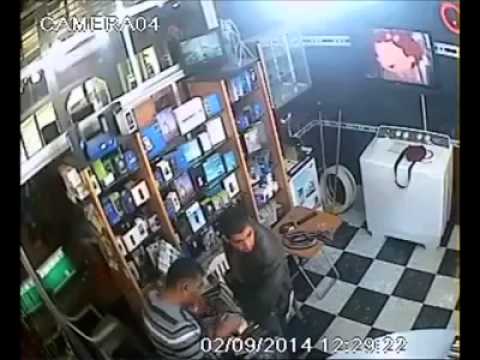 شاب يطعن صاحب محل هواتف بـمطواه فى رقبته