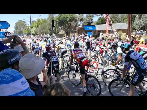 مضمار يتحول إلى كوم من المتسابقين والدراجات